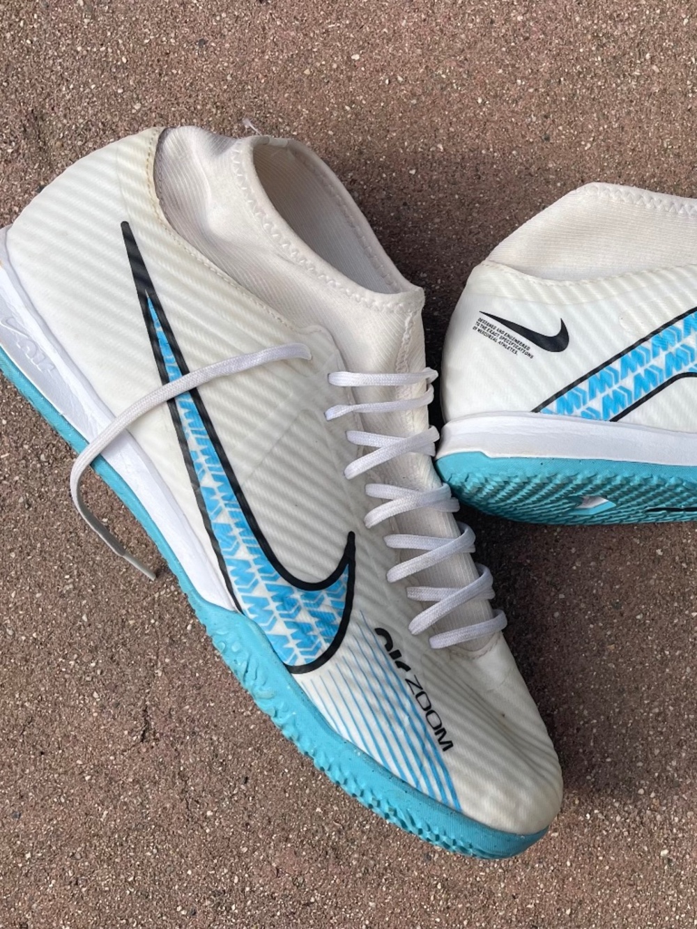 Indoor soccer cleats